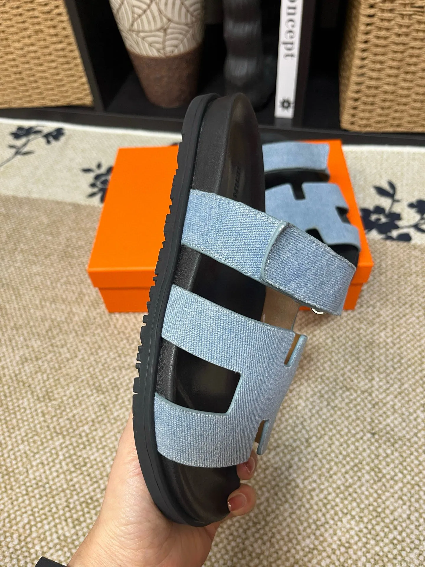Factory price: 340💰Long-term availability Hermes men's Kazimir slippers for couples - top quality, Hermès woven calfskin functional sandals. The interwoven upper inspired by the "H" iconic pattern creates a casual look, which can be said to be a good companion for summer. Imported cowhide + cowhide lining + TU men's shoes💰Outsole Size: 35-46